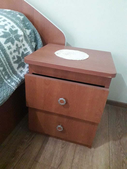 Pat matrimonial cu saltea şi două noptiere