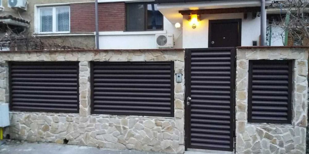 Garduri din panouri stil jaluzele, sipca metalica, tabla, plasa si BCA