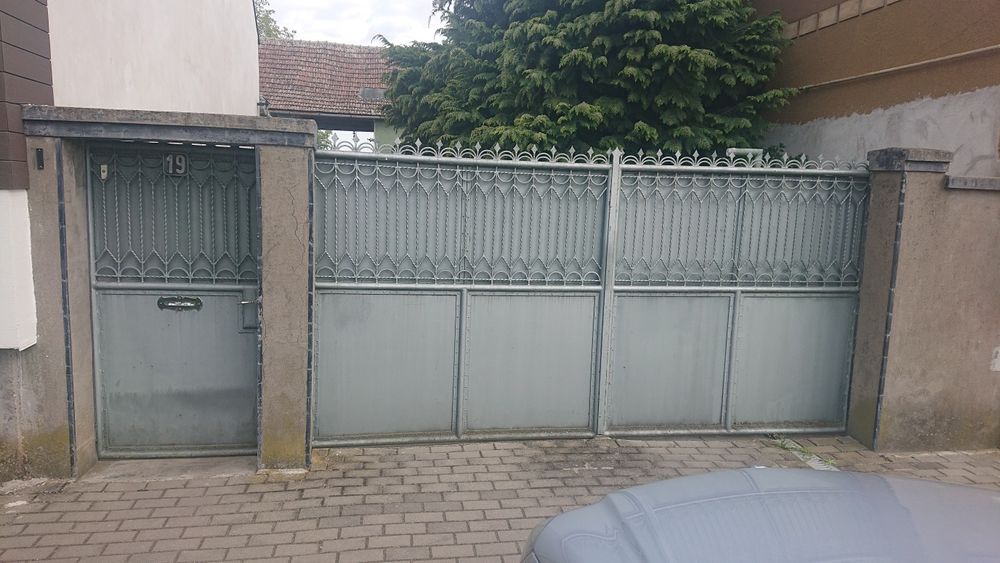 Poartă pietonală și de acces.