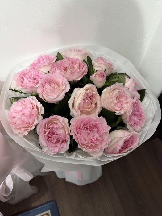 цветы свежие розы  мкр сауле өзіңіз алып кетесіз доставка жоқ)