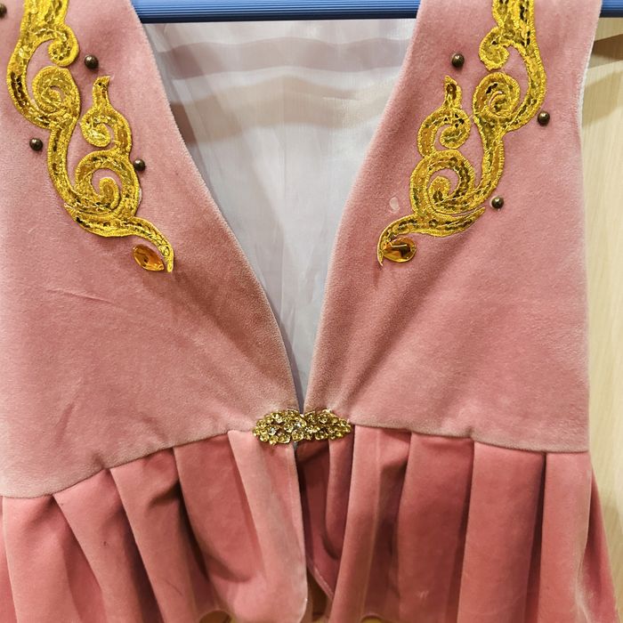 Продам рощовую жилетку для девочек