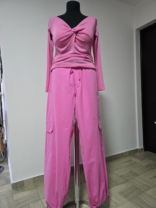 Pantaloni fucsia, model cu buzunare laterale