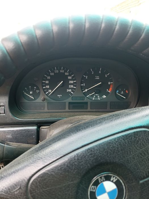 Автомобиль бмв520 е39