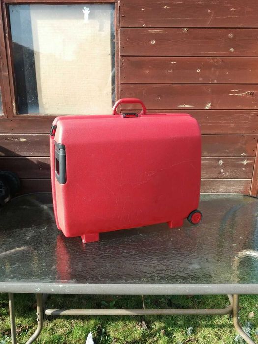 Valiza rosie Mos Craciun / plastic Carlton, Samsonite se muta pe Publi