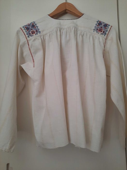 Ie, femei, veche cu platca cusuta pe panza tesuta la razboiul de tesu