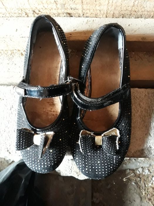 Vand role pe roti si papuci copiila schimb cu blugi baeti