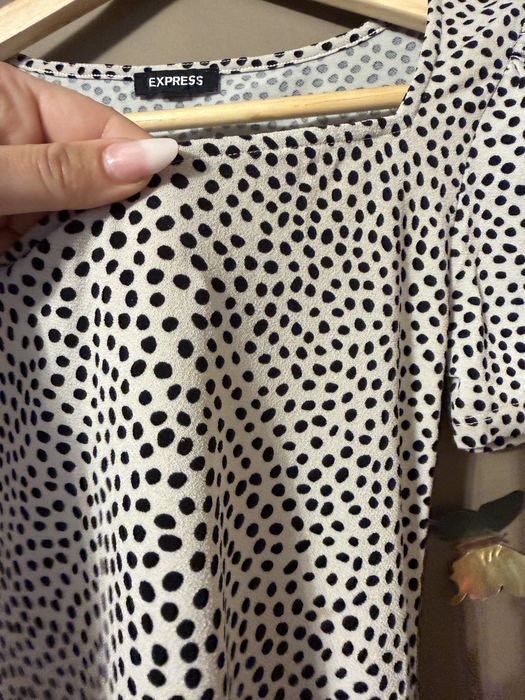 Top tricou buline cu umeri ușor bufanți crem cu buline
