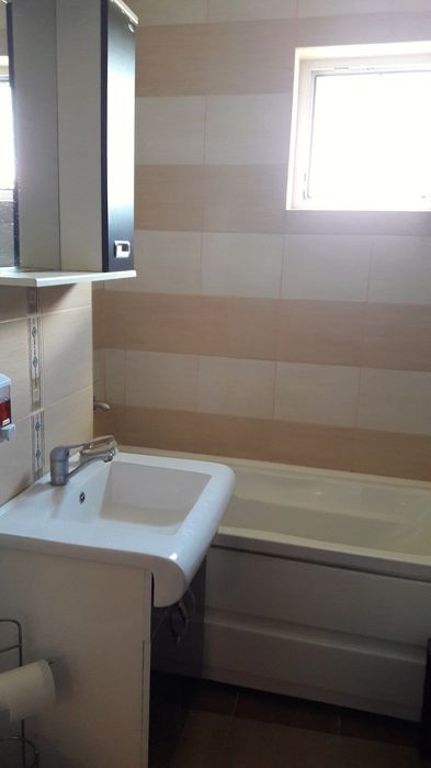 Apartament cu 4 camere de închiriat