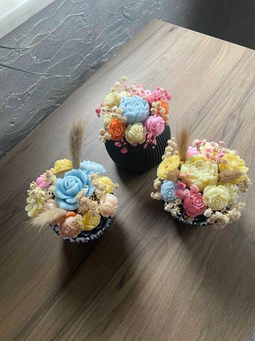 Ръчно изработени букети от сатенени панделки и восък.