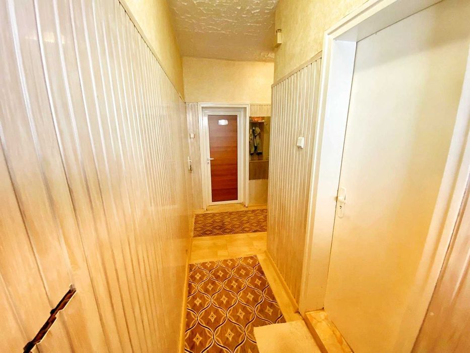 Имот Корект продава Партер, Първи етаж, Гараж, 1/2 таван, кв. Изток