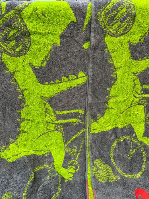 Халат махровый 6/7л , полотенца набор .