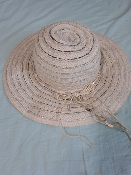 Лот от 2бр плажни шапки за 10лв общо