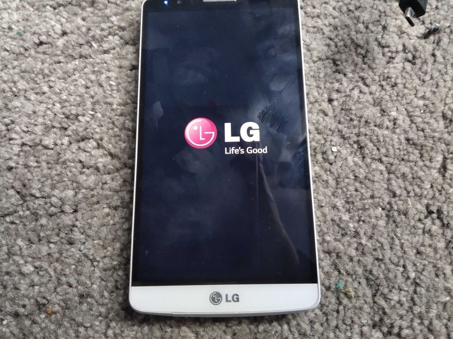 страхотен оригинален смартфон LG с оригинално зарядно и нова батерия