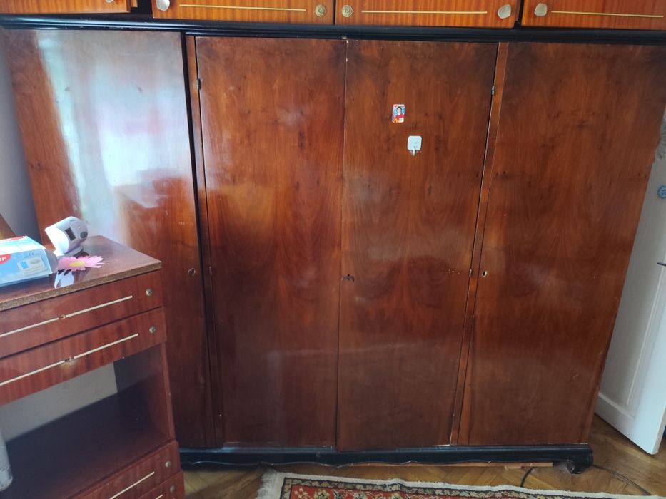 Vând mobila veche din lemn masiv