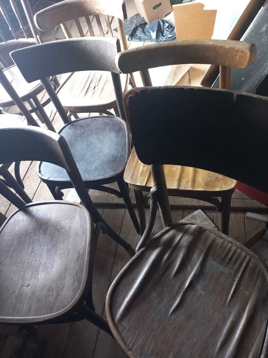 Scaune vechii din lemn si covata din lemn