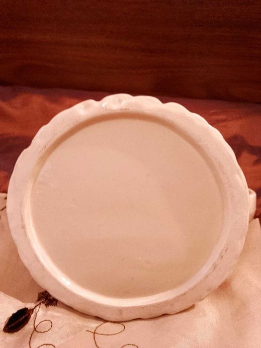 Два порцеланови чайника: "Кокошка" и "Биг Бен"