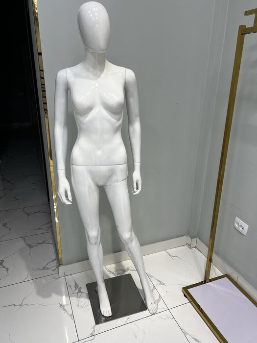 Maniken tilla va oq