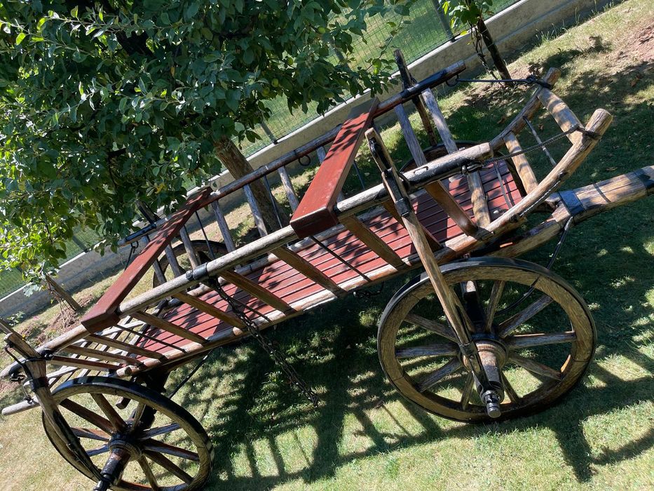 Căruța design foarte veche bine intretinuta