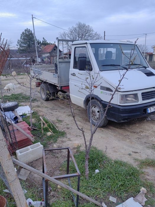 Продава се тристранен самосвал.