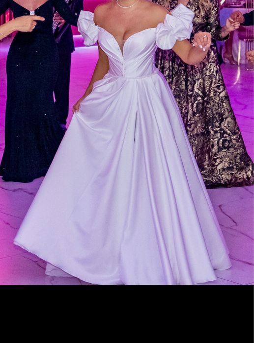 Rochie de mireasă stil prințesă, model cu mâneci bufante și crăpătură pe picior, stare impecabilă