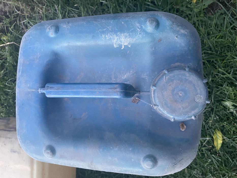 Продам канистры по 20 литров