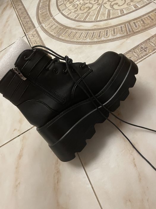 На платформе ботинки