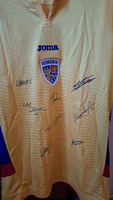 Tricou de colecție România 
 Tricou
 
Oficial
 
De
 
Joc
 
Adulti
 
25/26
 
Galben
399,00
Oficial
 
De
 
Joc
 
Adulti
 
25/26
 
Galben
399,00