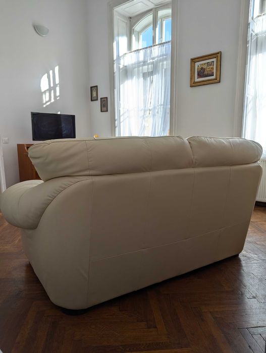 Canapea din piele albă