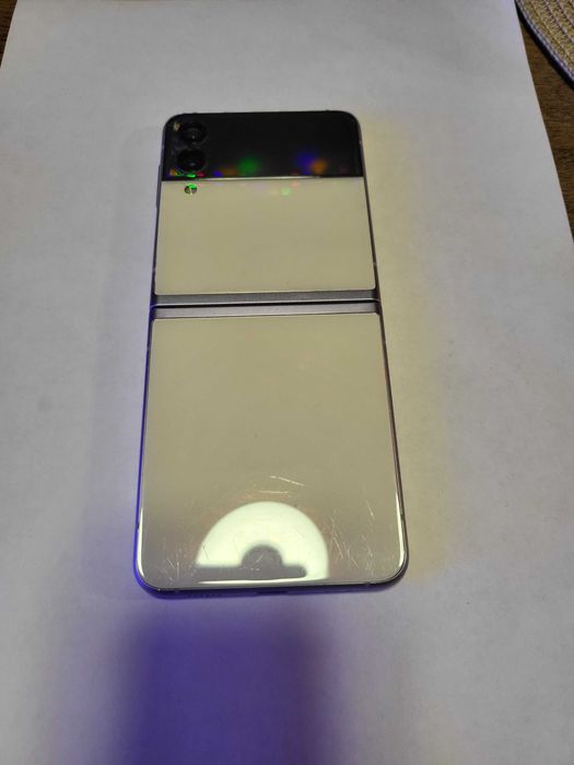 Z FLIP3 добро състояние.