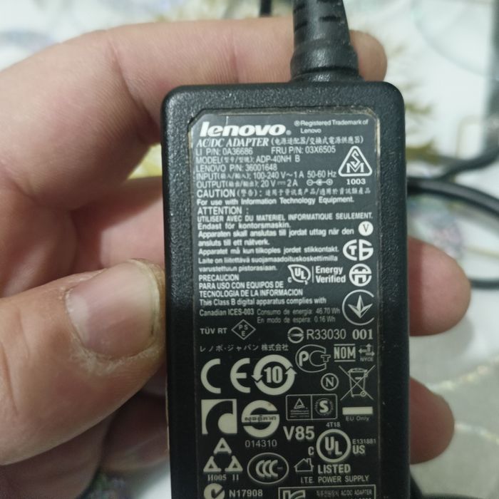 Зарядка от ноутбука Lenovo.