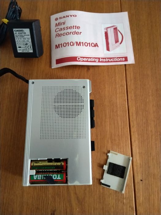 Продавам малък винтидж преносим японски касетофон Sanyo M1010