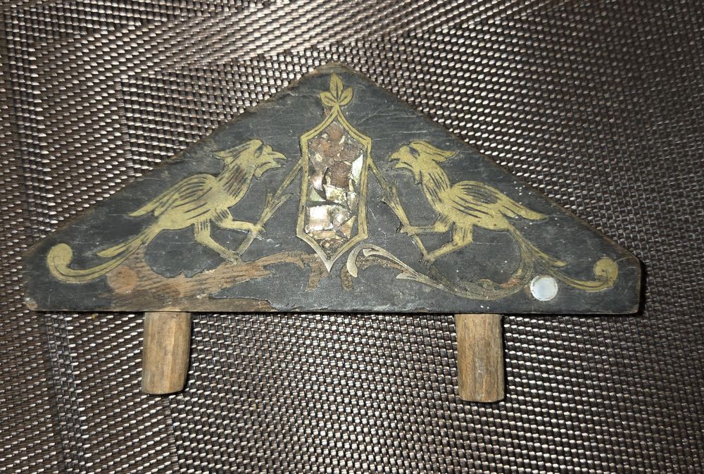 Capăt superior la fotoliu antic, din lemn,  cu blazon