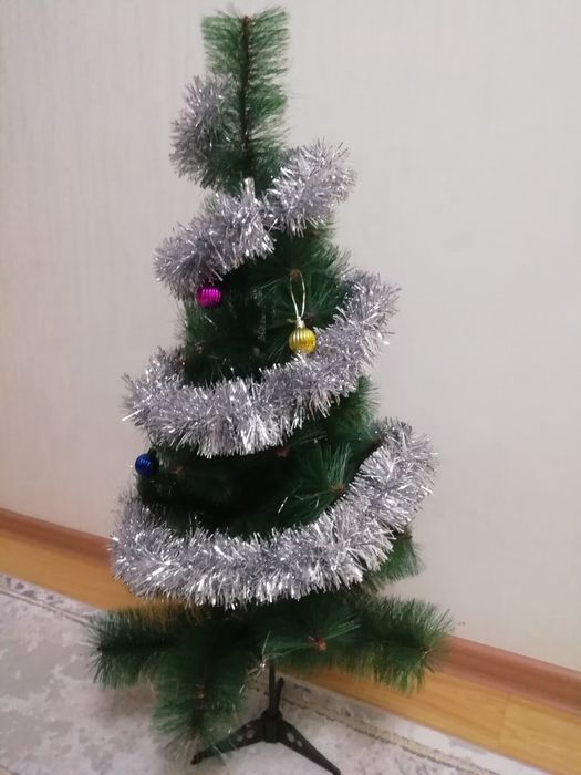 Продам новогднию маленькую ёлку