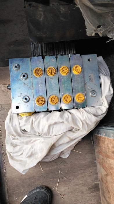 Продам на трактор Бюллер распрежелитель