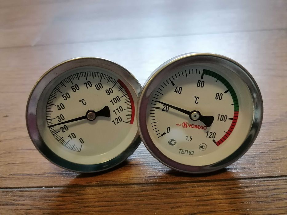 Термометр биметаллический для контроля температуры.