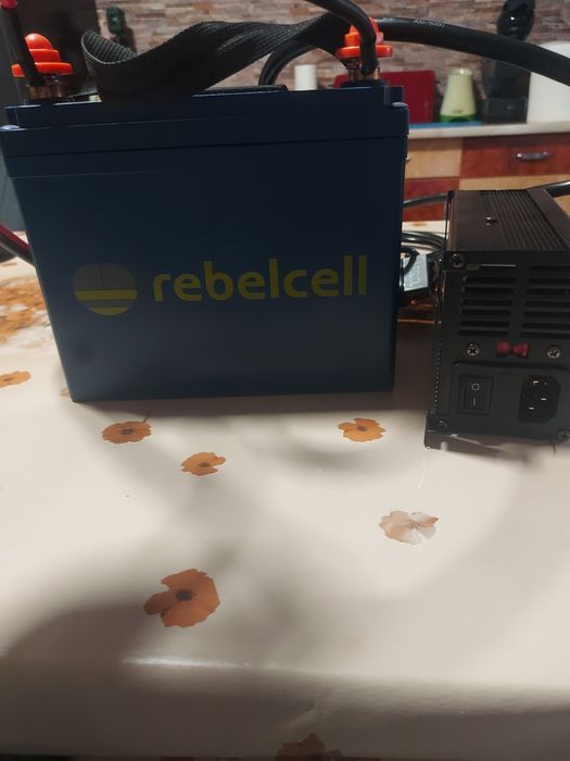 Baterie Rebelcell 12V 70Ah Li-Ion cu incarcator 12V20A