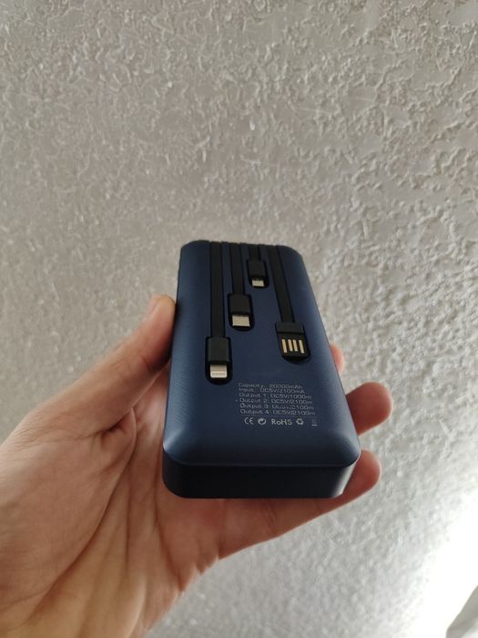 Внешний аккумулятор Power Bank 20 000 мАч, 4 кабеля для зарядки.