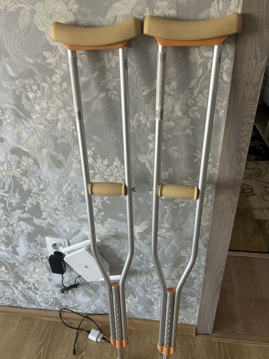 Продам костыли новые