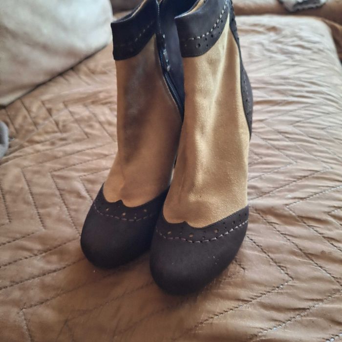 Дамски велурени боти с висок ток и скрита платформа.