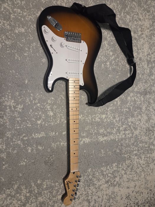 Set  Chitară El.Squier Stratocaster Sunburst + Husă Fender+ accesorii