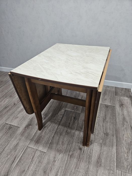 Стол деревянный.