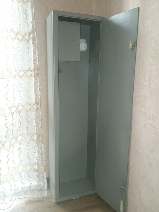 Сейф металлический с тумбой.