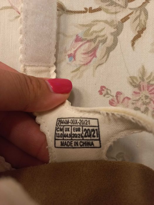 Бели сандалки за момиченце