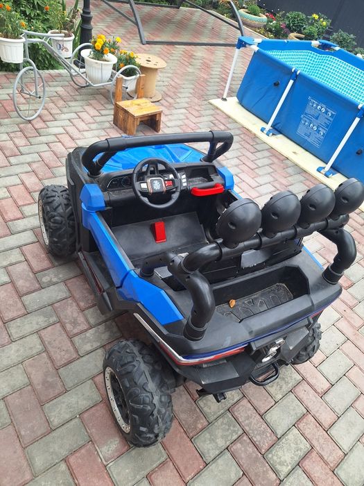 Продам машину детскую.