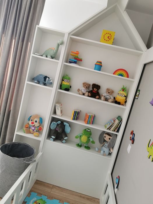 Pat Montessori tip căsuță cu bibliotecă/rafturi integrate – 90x200 cm ( realizat din MDF )