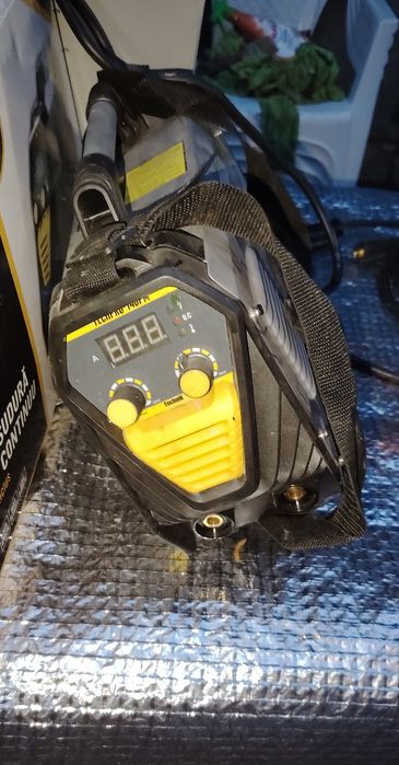 Aparat de sudura, bonus masca și electrozi.