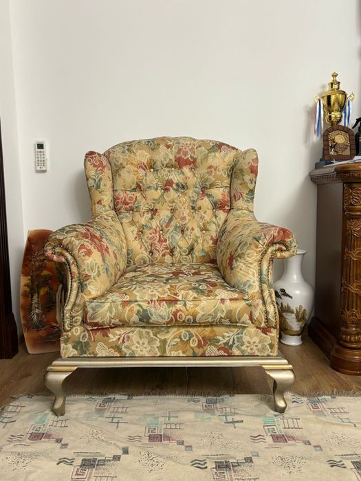 Продаётся диван + 4 кресло