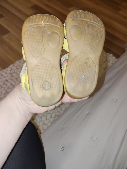 Vând set sandalute