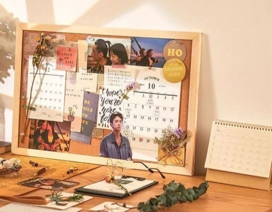 Мягкая, деревянная доска для записей.