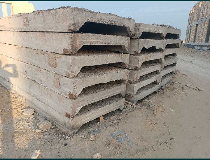 Бетон плиталар сотилади.